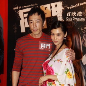 朱茵大秀美腿风韵依旧 与黄贯中甜蜜亮相