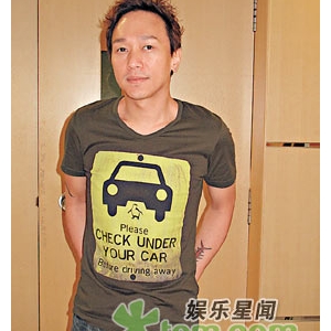 黄家强玩足三小时被晒焦 将为家驹墓碑选新照