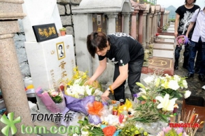 叶世荣盼黄家驹投胎续缘 拜祭亡友前遇怪事
