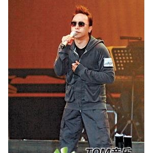黄家强被烟火弹中右眼 自嘲“火炬眼”迎奥运