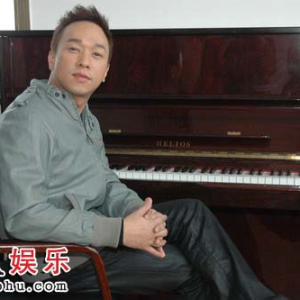 黄家强上海校园开唱 自称有孩子后很恋家