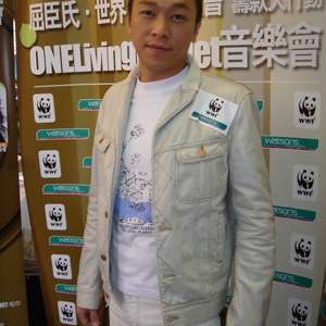 记者再次追问婚期 黄家强：秋天结婚最好