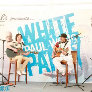 黄贯中慈善音乐会 与好友恭硕良现场合作