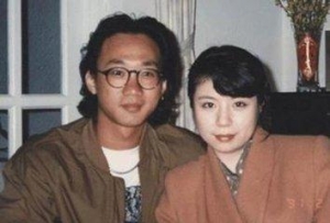 黄家驹的未婚妻，至今56岁仍单身一人，手上一直带着30年前的钻戒